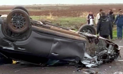 Diyarbakır’da havalimanı yolunda otomobil devrildi