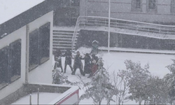 Diyarbakır’da kar coşkusu okul bahçesine taştı: Öğrenciler oyun havalarıyla halay çekti