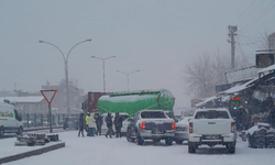 Diyarbakır’da kar kazayı getirdi: Beton mikseri dahil 5 araç çarpıştı