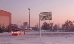 Diyarbakır’da tehlikeli eğlence: Buz tutan sahada drift attı