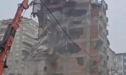 Diyarbakır Bağlar'daki ağır hasarlı bina 30 saniyede yerle bir oldu