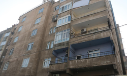 Bağlar’da riskli bina boşaltıldı, vatandaşlar eşyaları için bekledi