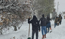 Çermik’te kar hayatı felç etti: Köylüler yolları imeceyle açtı