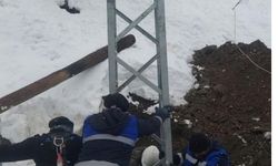 Çüngüş'te elektrik seferberliği: Kar nedeniyle devrilen direkler yeniden dikildi