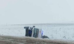 Diyarbakır'da ambulans devrildi: Sağlık memuru hastanelik oldu