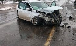 Diyarbakır'da TIR ile otomobil çarpıştı: 2 kişi yaralandı