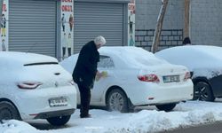 Diyarbakır'da kar esareti: Yollar buz pistine döndü, trafik felç oldu