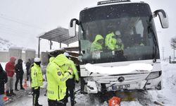 Diyarbakır otobüsünün polis noktasına çarpma anı kamerada: Kaza ucuz atlatıldı