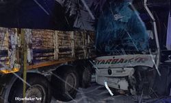 Diyarbakır otobüsü Bingöl'de TIR'a çaptı: Kaza ucuz atlatıldı