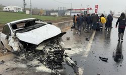Diyarbakır'da otomobil duvara çarptı: 2 kişi yaralandı! İşte sebebi