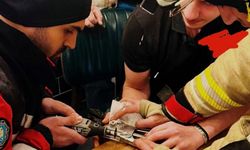 Diyarbakır'da parmağı zımbaya sıkışan genci itfaiye kurtardı