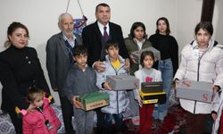 Diyarbakır Sur'da çocukların yüzü güldü: Yüzlerce çocuğa mont ve ayakkabı hediyesi