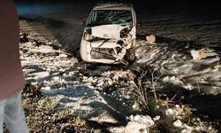 Diyarbakır'da kaygan yolda üç araç birbirine girdi: Yaralılar var