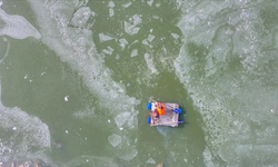 Diyarbakır’da donan baraj gölünde zorlu av mesaisi