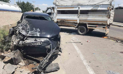 Diyarbakır’da gece yarısı kaza: Otomobil ile kamyonet çarpıştı, 3 yaralı