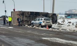 Diyarbakır’da kaygan yolda tır devrildi: Sürücü yaralandı