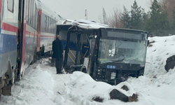 Diyarbakır’da korkutan kaza: Hemzemin geçitte otobüs ile tren çarpıştı