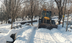 Diyarbakır’da mezarlıklarda kar mesaisi: Ziyaretler güvenli hale getirildi