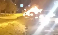 Diyarbakır’da park halindeki otomobil alev alev yandı