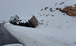 Ergani’de kar kazası: Tır yoldan çıktı
