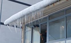 Diyarbakır Kulp buz kesti: Çatılarda sarkıtlar oluştu