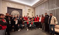 Amedspor taraftarı alkışı hak etti: Vanspor kafilesini ziyaret edip çiçek verdiler
