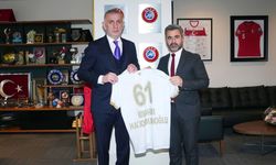 Amedspor yönetimi TFF Başkanı Hacıosmanoğlu'nu ziyaret etti: Forma hediye ettiler