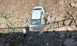 Diyarbakır'da otomobil köprüden uçtu