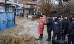 Diyarbakır'ın ilçesinde evleri ve yolları su bastı: Ekipler seferber oldu