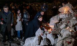 Diyarbakır'da saat 04.17'de yine hayat durdu: Enkaza mumlar, karanfiller bırakıldı