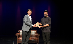 Diyarbakır’da Dünya Anadil Günü’nde Kürtçe Stand-Up rüzgarı! ‘Dawîya Dawî’ salonu doldurdu”