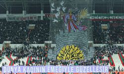 Amedspor tribünleri Serikspor maçında kadınları çok özel koreografi ile selamladı