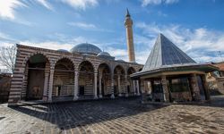 Ramazan ayının maneviyatı burada yaşıyor: Behram Paşa Camii
