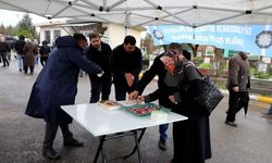 Diyarbakır'da bayram geleneği sürdürüldü: Büyükşehir'den kolonya ve şeker ikramı