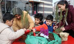 Diyarbakır'da çocuklar anneleri için biberiye ekti: 8 Mart'ta hediye edecekler