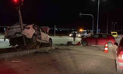 Bağlar’da iki otomobil çarpıştı: 3 yaralı