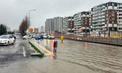 Diyarbakır'ı sel vurdu: Trafik etkilendi, DİSKİ ekipleri müdahale etti