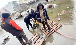 Diyarbakır'da sokaklar göle döndü: Vatandaş yürüyecek yol bulamadı