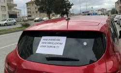 Diyarbakır'da bir sürücününü aracına astığı yazı dikkat çekti