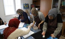 Diyarbakır'da atık malzemeler kadınların elinde sanata dönüşüyor