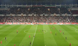 Amedspor 6 Attı! Tribünde Dikkat Çeken İsim: Serra Bucak