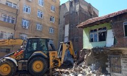 Diyarbakır'da can güvenliği için risk oluşturan binalar yıkılıyor