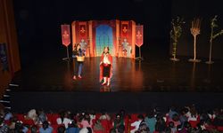 Diyarbakır'da minikler tiyatro izlerken oyunun kahramanı oldu