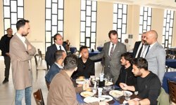 Dicle Üniversitesi'nde öğrencilerin öğle yemeğinde sürpriz misafiri vardı