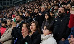 Eşbaşkanlar Amedspor'a Ümraniyespor maçında tribünde destek verdi