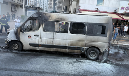 Seyir halindeki minibüs alev topuna döndü!