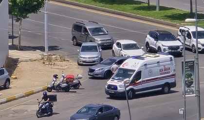 Mahabad Bulvarı’nda iki araç çarpıştı
