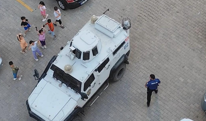 Zırhlı polis aracı çocukların merakını çekti