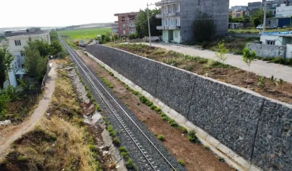 Diyarbakır’da Demir yolu duvarında güvenlik açığı: Aileler endişeli