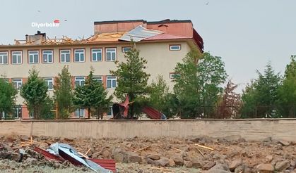 Diyarbakır’da fırtına okul çatısını uçurdu